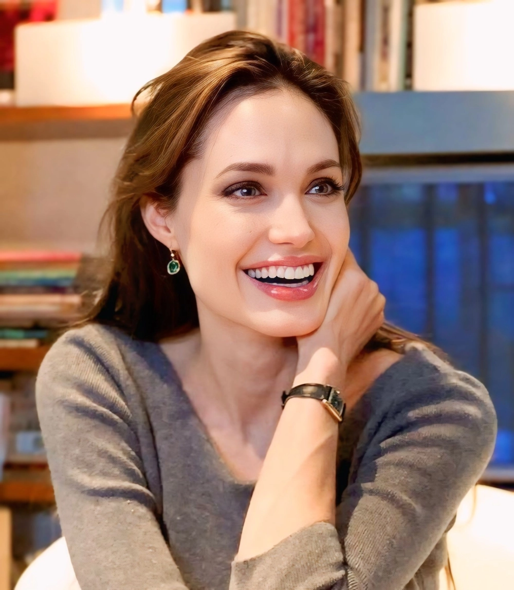 Angelina Jolie young và vẻ đẹp hoang dại, nổi loạn thời trẻ