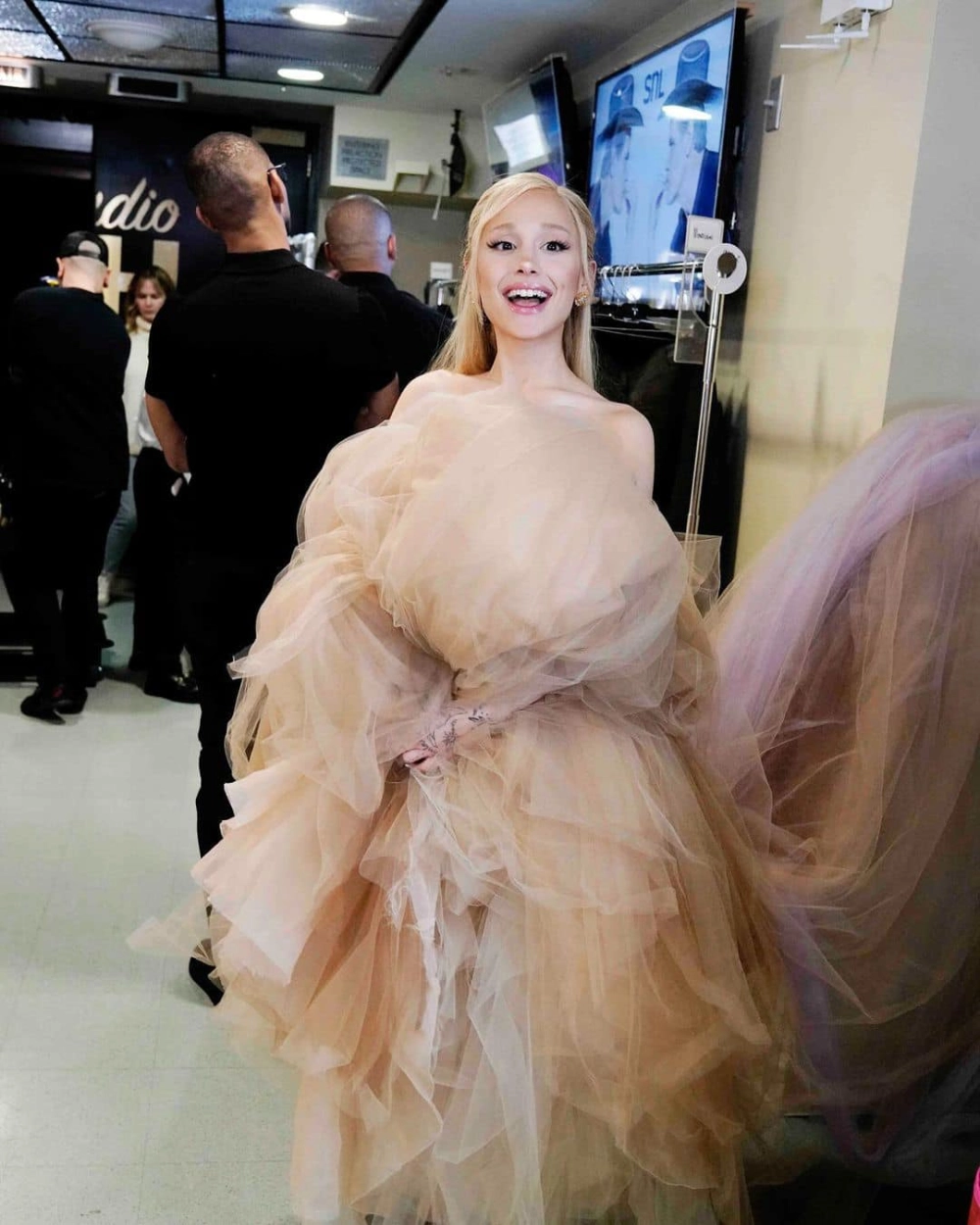Supernatural Ariana Grande bản hit từ album Eternal Sunshine