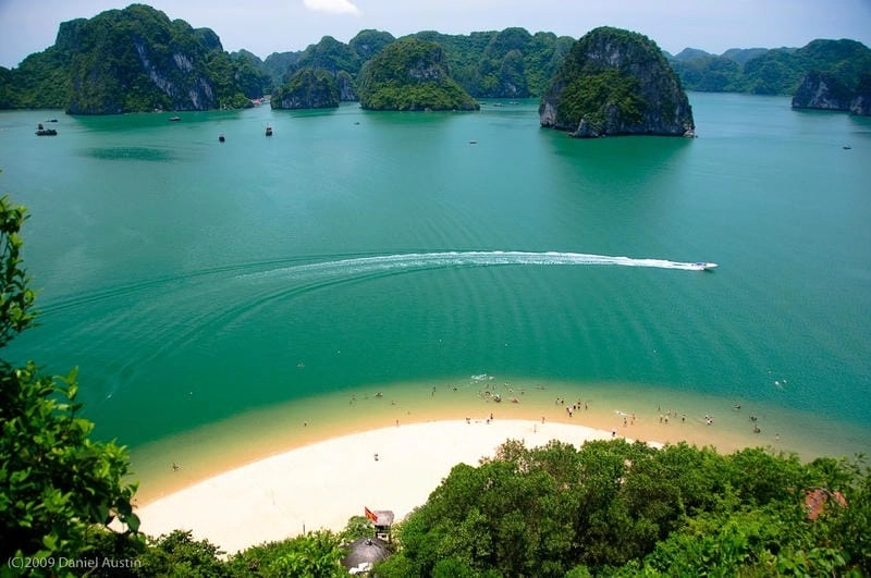 Đắm mình trong bãi biển đẹp hoang sơ