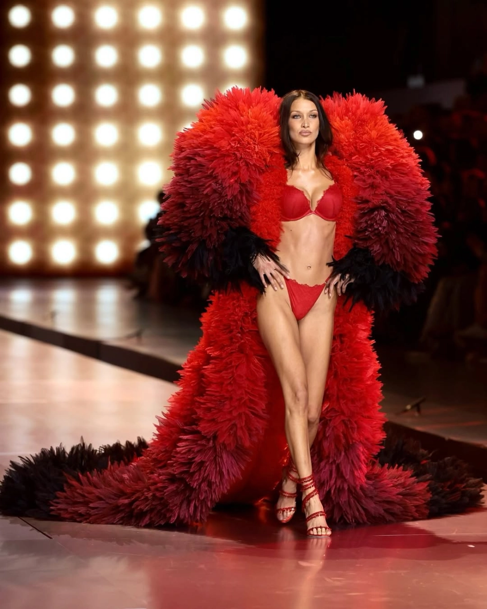 Bella Hadid boyfriend và cuộc sống hạnh phúc bên chàng cao bồi Adan Banuelos