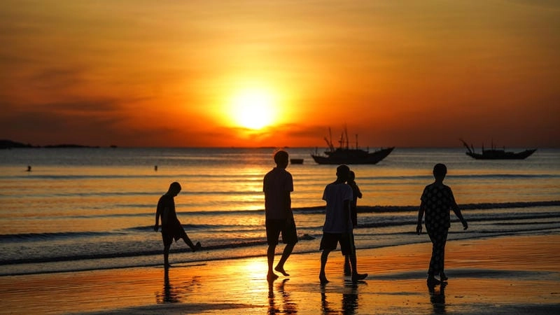 Ngắm nhìn bình minh trên biển rực rỡ