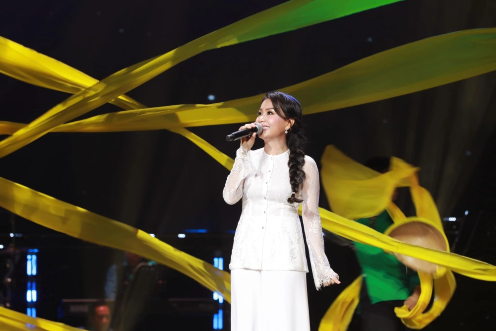 Cẩm Ly karaoke hát lại những ca khúc ngọt ngào, da diết
