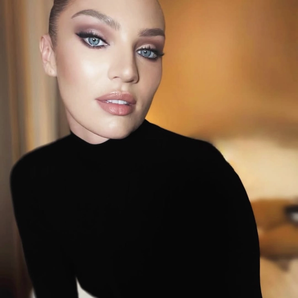 Candice Swanepoel height và chiều cao 1m77 của siêu mẫu