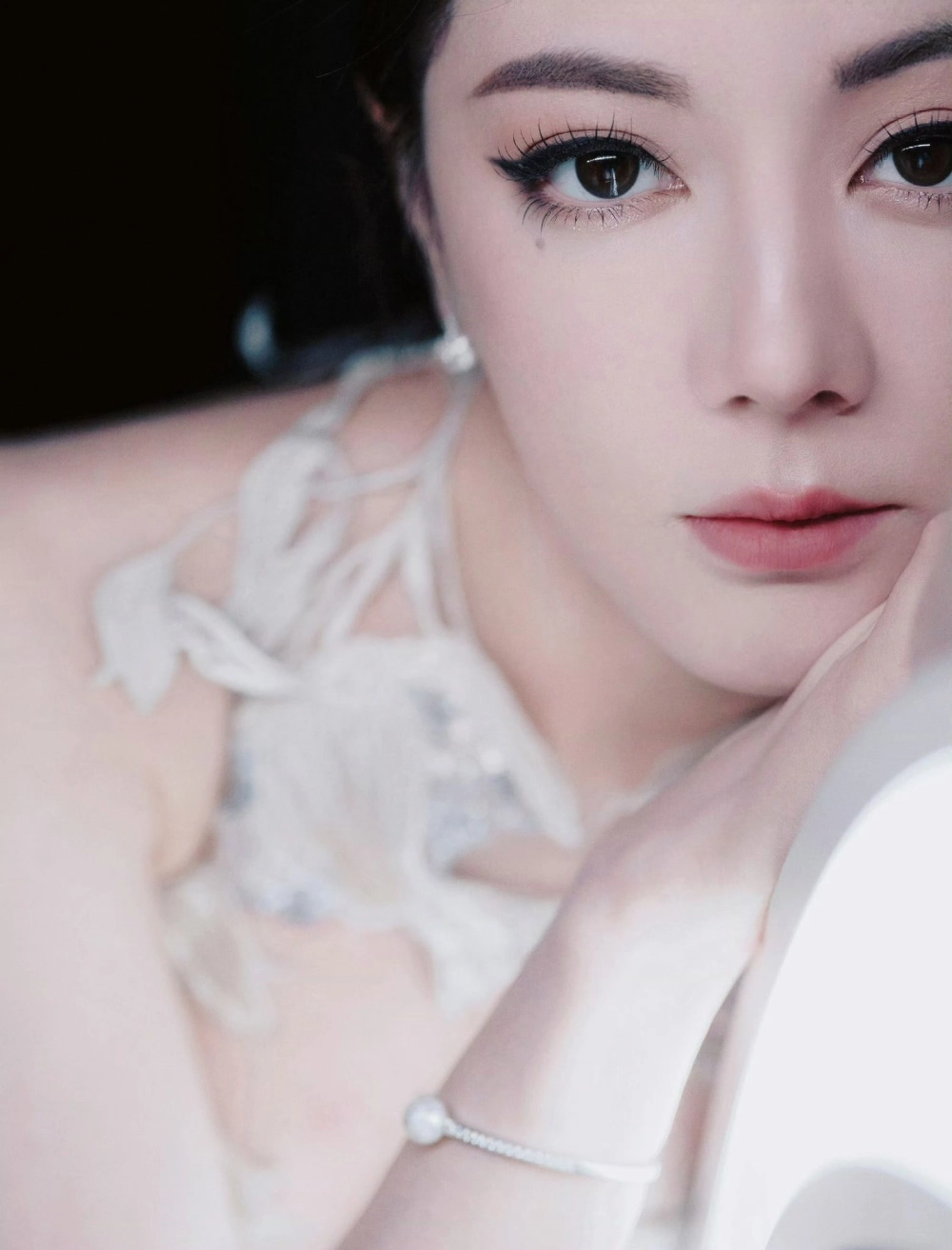 Nghìn lẻ một đêm Địch Lệ Nhiệt Ba và bộ phim lãng mạn, hài hước