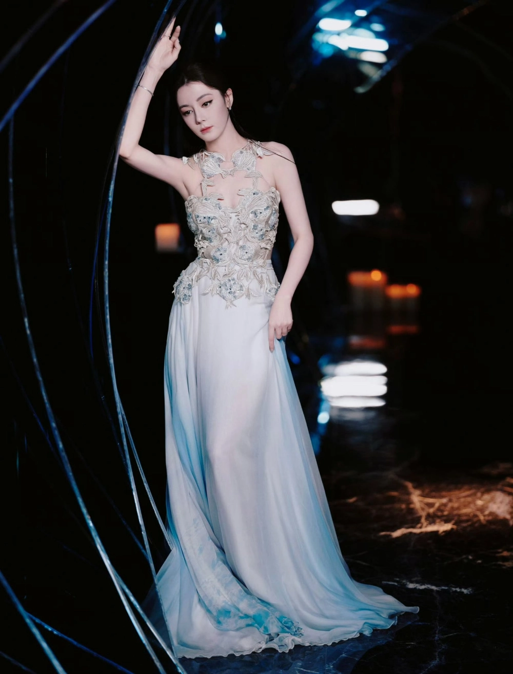 Địch Lệ Nhiệt Ba mặt mộc và nhan sắc không tì vết, vạn người mê