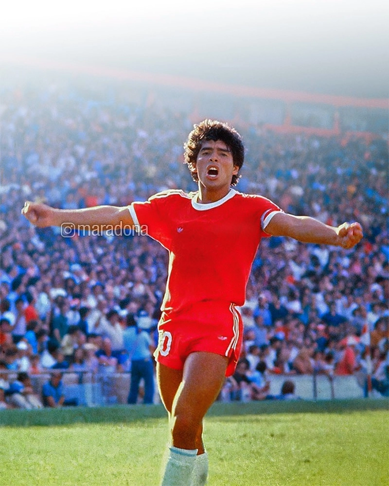 Diego Maradona haircut và mái tóc xoăn đen đã thành thương hiệu