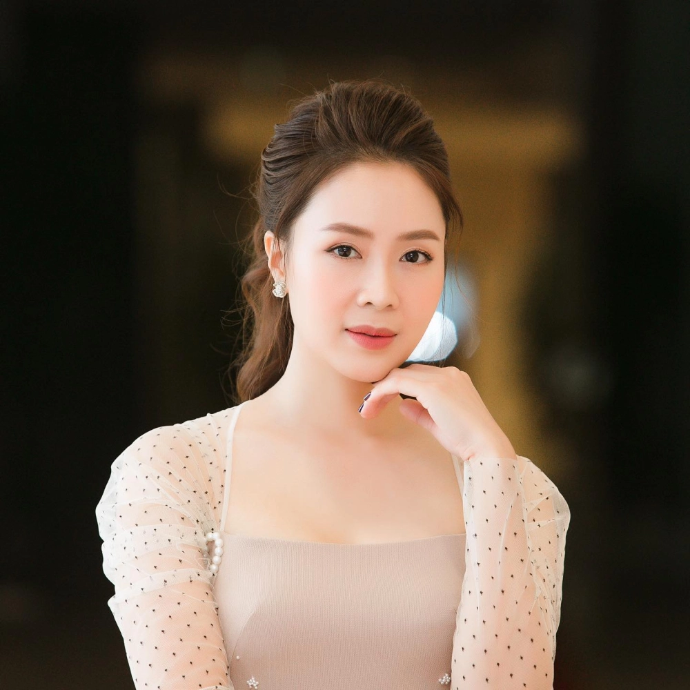 Hồng Diễm tuổi và vẻ đẹp mặn mà, sang trọng