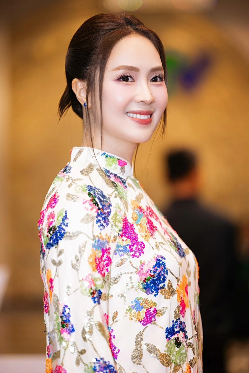 Hồng Diễm sinh năm bao nhiêu và nhan sắc trẻ trung, đằm thắm