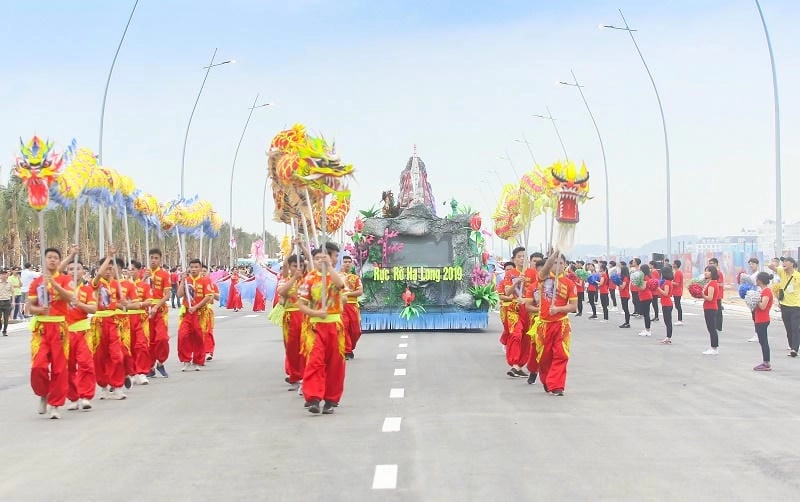 Cười sảng với diễu hành lễ hội náo nhiệt