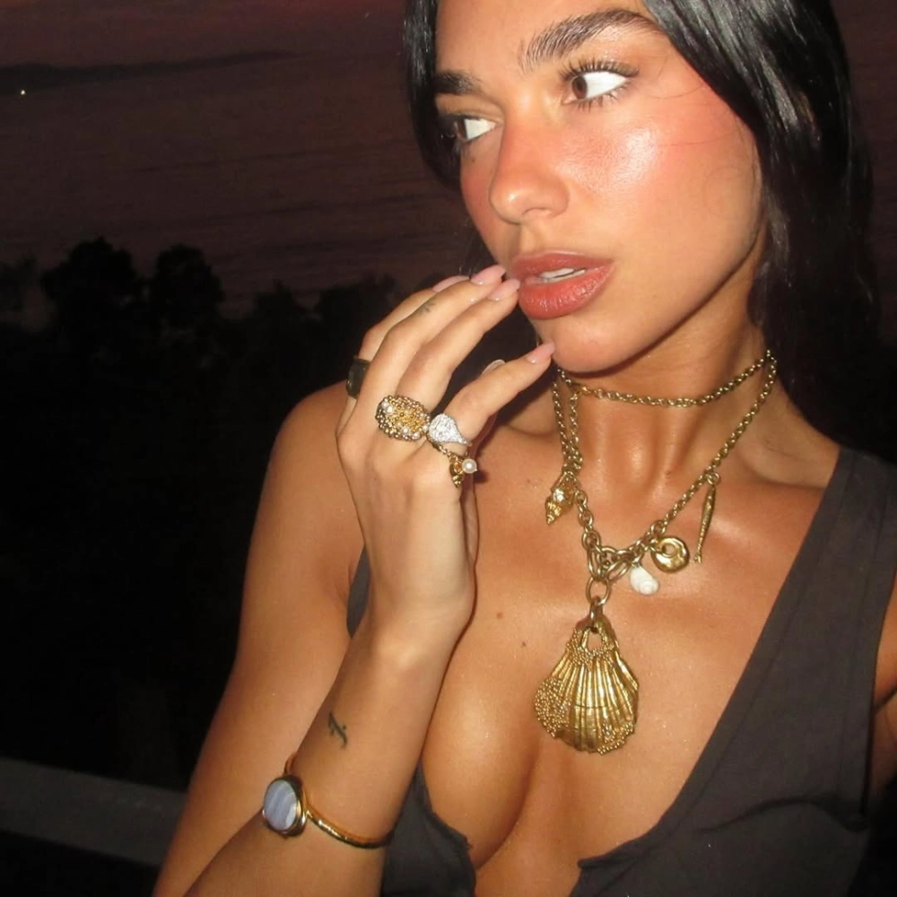 Dua Lipa nữ hoàng dance-pop toàn cầu và những bản hit gây nghiện