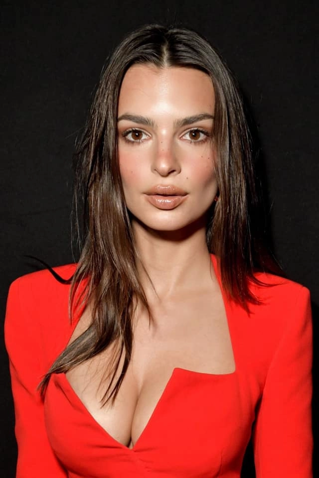 Emily Ratajkowski engagement ring và chiếc nhẫn đính hôn độc đáo