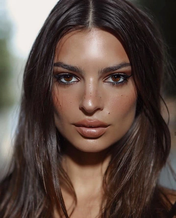 Emily Ratajkowski book và cuốn sách