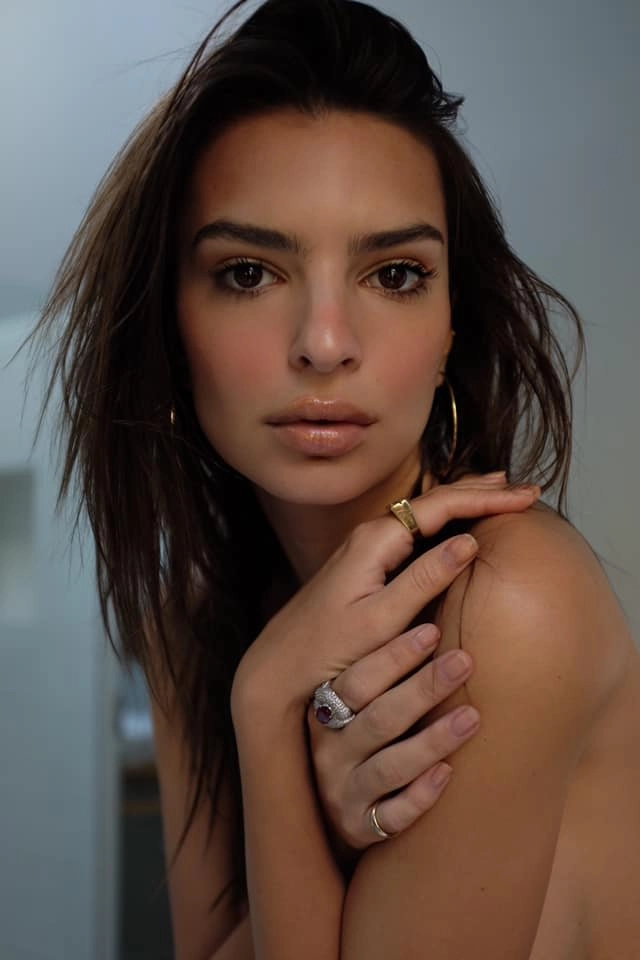 Ig Emily Ratajkowski và những hình ảnh nóng bỏng, nghệ thuật