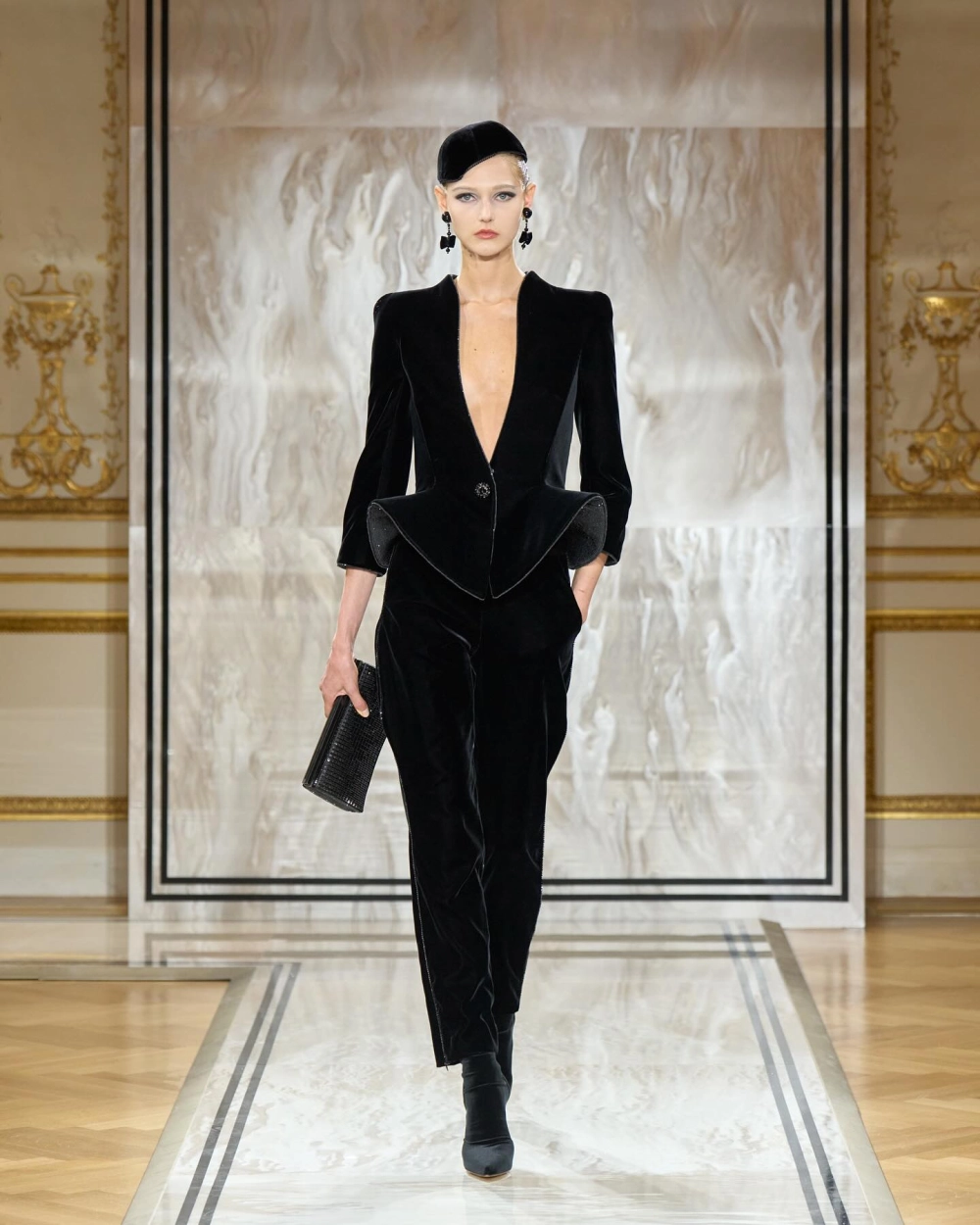 Black Giorgio Armani và những thiết kế đen huyền thoại, đẳng cấp