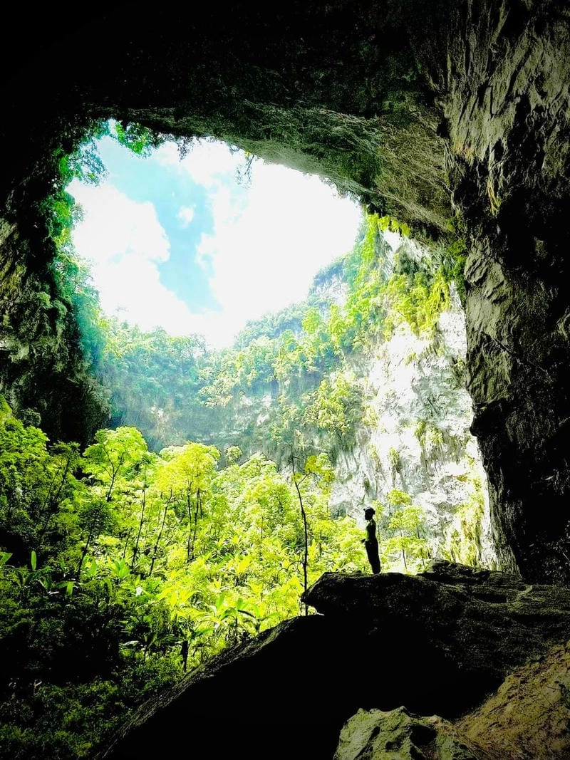 Ngắm nhìn hang động đẹp nhất thế giới rực rỡ