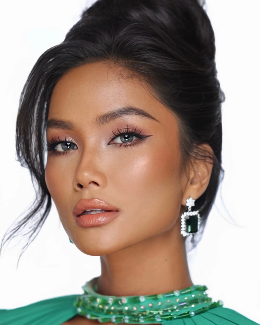 Hoa hậu H'Hen Niê sinh năm bao nhiêu và thông tin chi tiết về nàng hậu