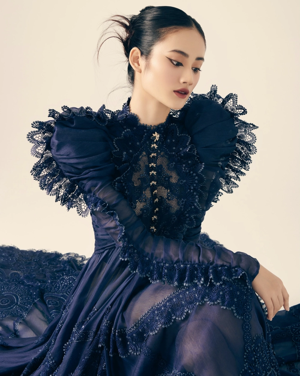 Huỳnh Trần Ý Nhi fb và trang facebook chính thức của hoa hậu