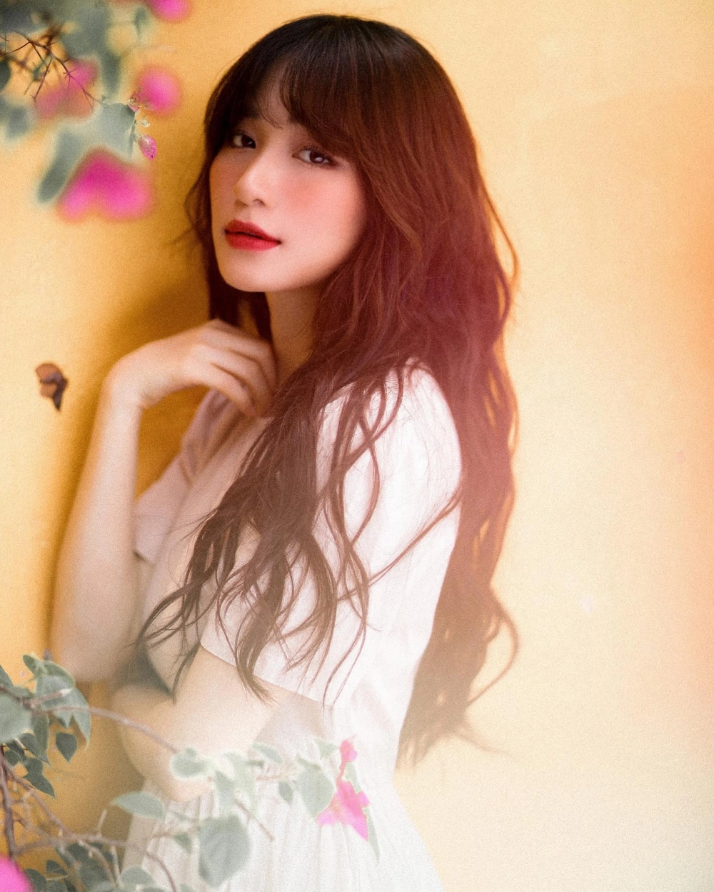 Lời bài hát Hòa Minzy Hà Nội 12 mùa hoa bản cover sâu lắng, đầy cảm xúc
