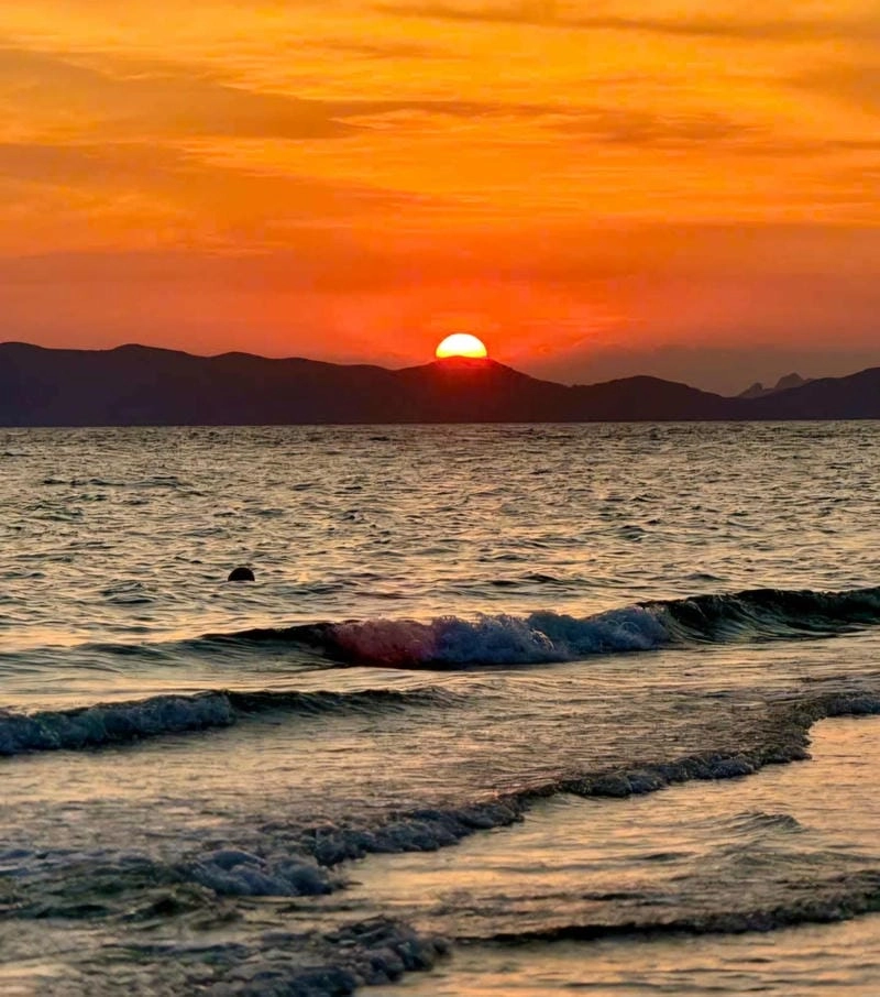 Cùng du ngoạn hoàng hôn trên biển hoang sơ