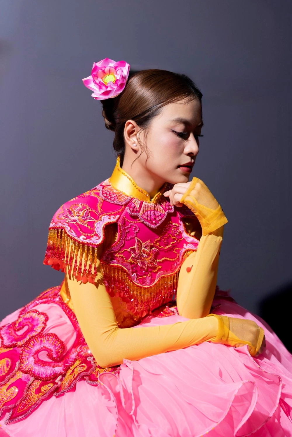 Hoàng Thùy Linh Trái đất ôm mặt trời màn kết hợp đầy bất ngờ