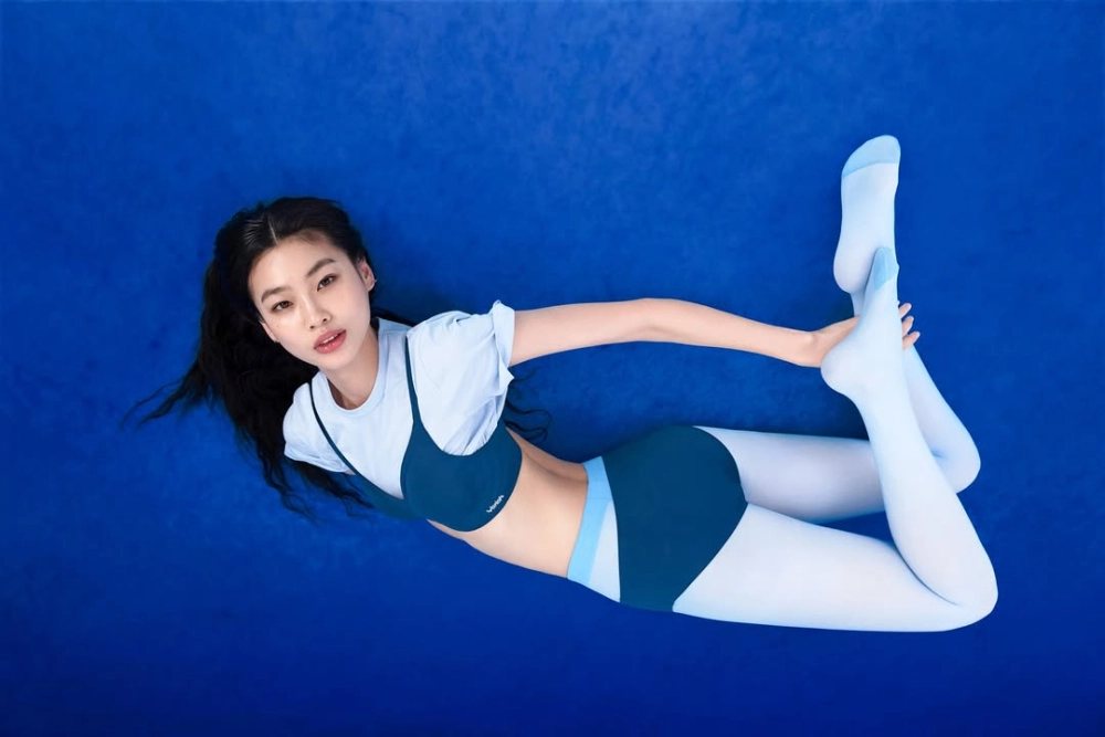 Hoyeon Jung hot và vẻ đẹp sắc sảo, đầy cuốn hút