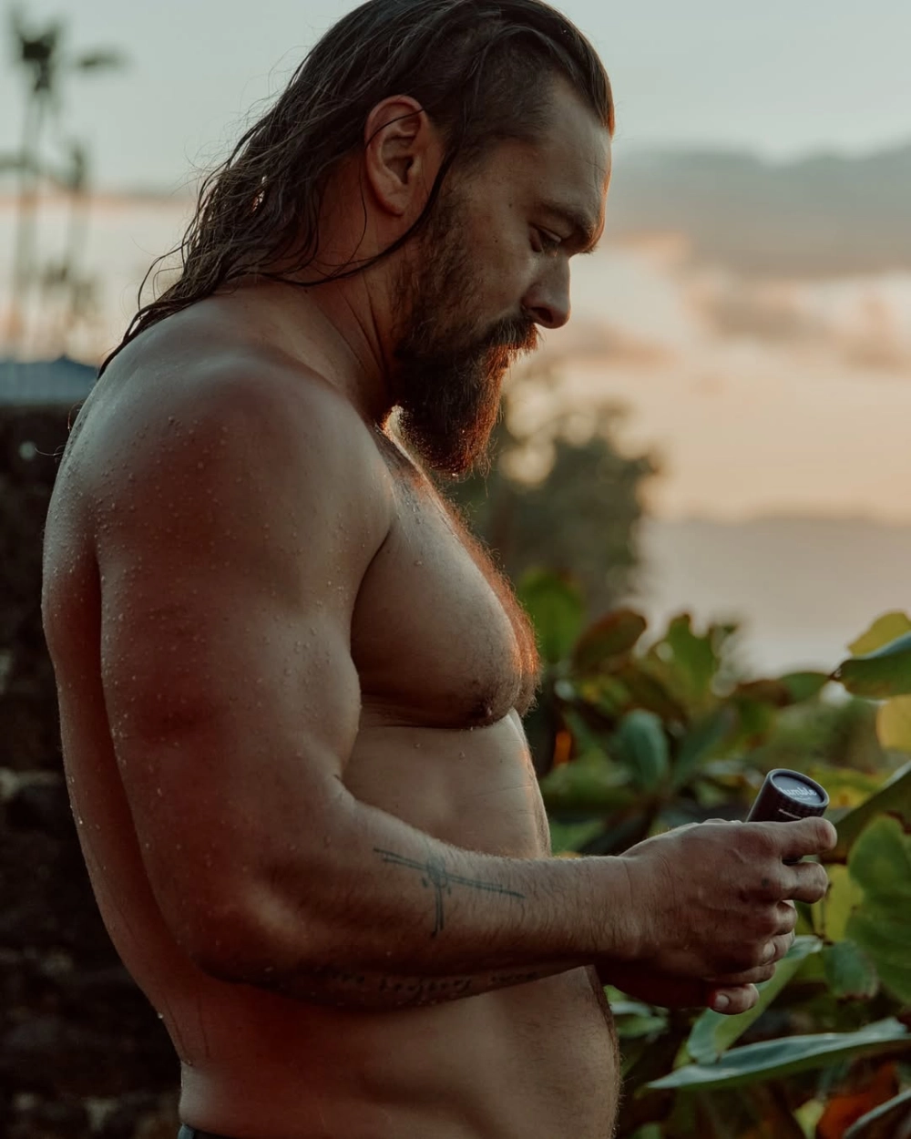 Jason Momoa girlfriend (bạn gái) và chuyện tình bên Adria Arjona