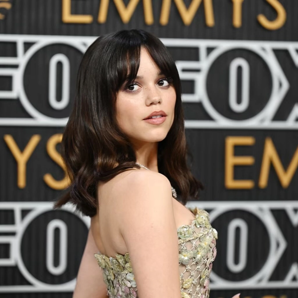 Jenna Ortega height và chiều cao 1m55 của nữ diễn viên