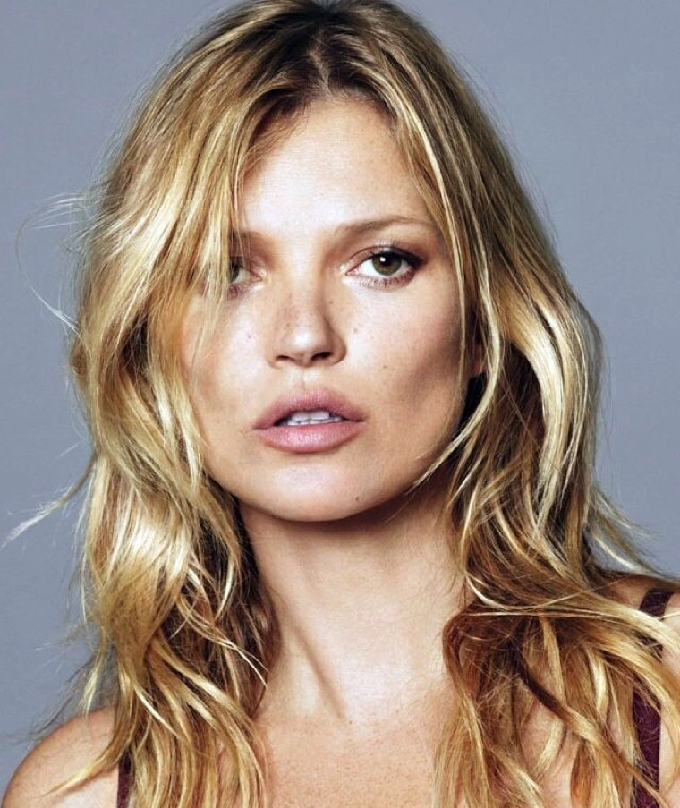Kate Moss 90s và phong cách thời trang định hình một thế hệ