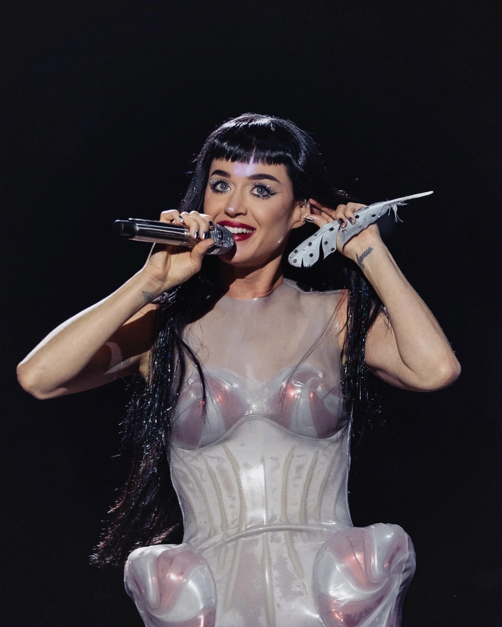 The roar Katy Perry và MV huyền thoại trong khu rừng rậm