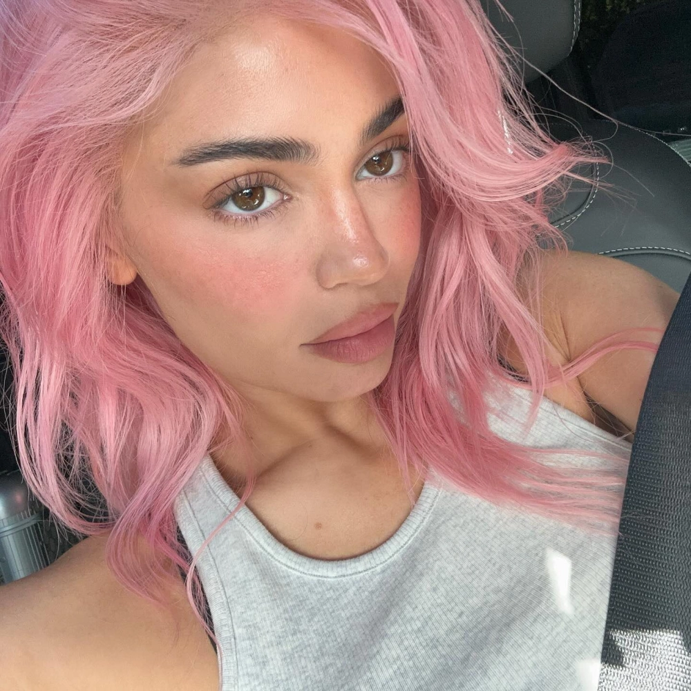 Kylie Jenner nữ tỷ phú, bà trùm mỹ phẩm và biểu tượng toàn cầu