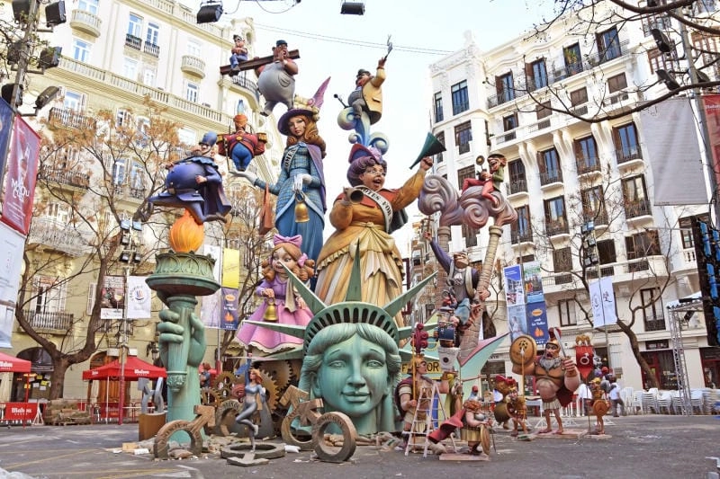 Cùng đắm mình trong Las Fallas rực rỡ