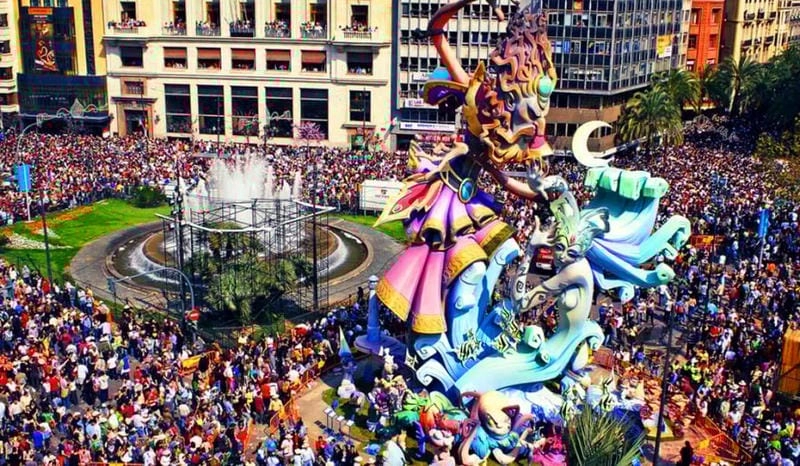 Lạc lối trong Las Fallas lung linh