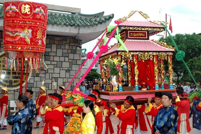 Đắm mình trong không khí lễ hội Bà Chúa Xứ linh thiêng