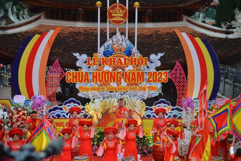 Gợi ý những bức ảnh Lễ hội Chùa Hương rực rỡ