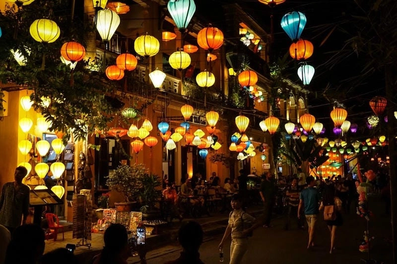 Thức dậy cùng Lễ hội đèn lồng Hội An rực rỡ