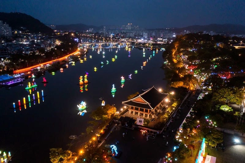 Lạc lối trong lễ hội đèn lồng Jinju rực rỡ