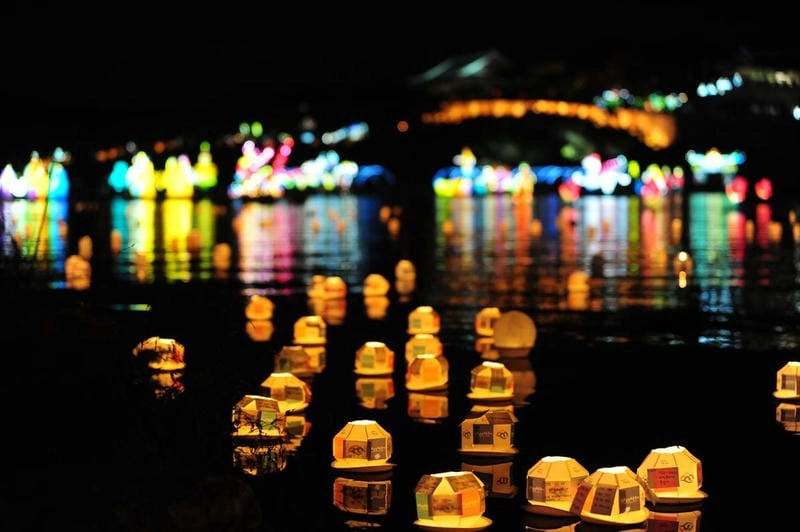 Cùng du ngoạn lễ hội đèn lồng Jinju cuốn hút