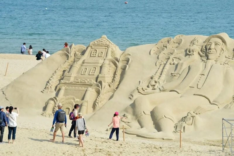 Tìm về lễ hội điêu khắc cát huyền ảo