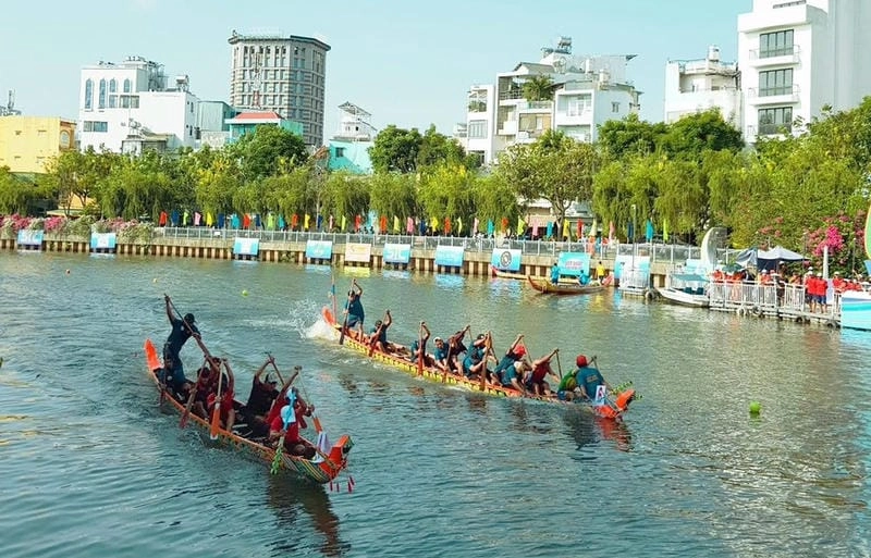 Lạc lối trong Lễ hội đua ghe Ngo sôi động