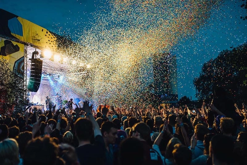 Lạc lối trong Lễ hội Glastonbury náo nhiệt