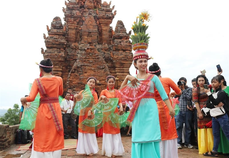 Cười sảng với Lễ hội Katê tâm linh