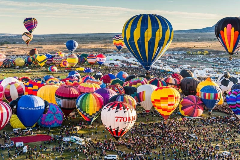 Lạc lối trong lễ hội khinh khí cầu Albuquerque náo nhiệt