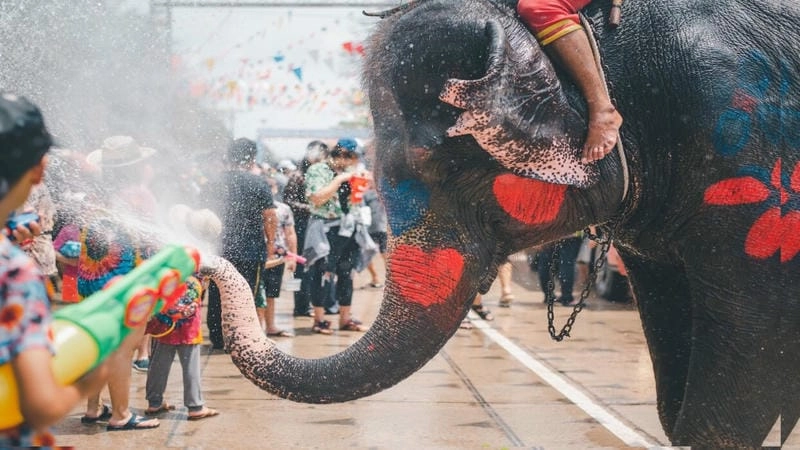 Lạc lối trong lễ hội té nước Songkran cuốn hút