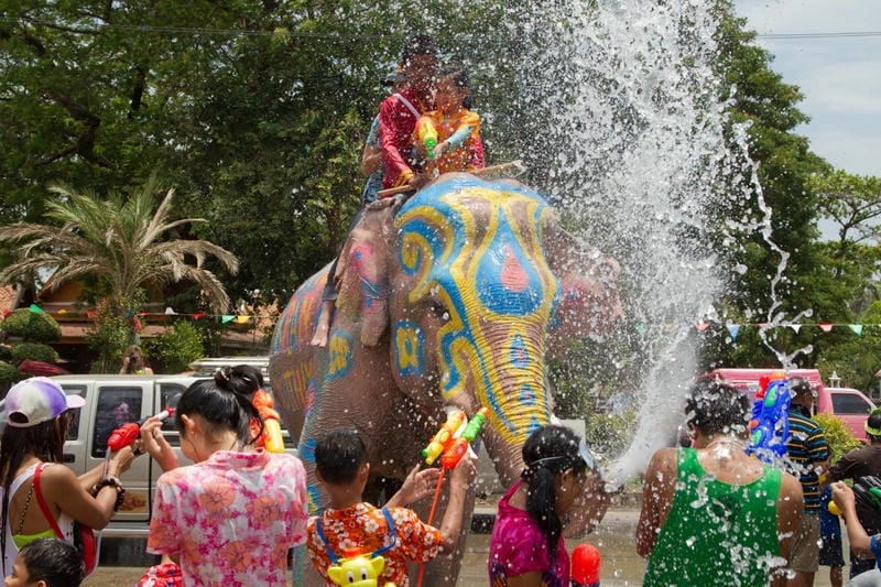 Cười sảng với lễ hội té nước Songkran vui tươi
