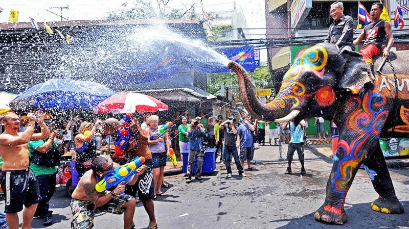 Lạc lối trong lễ hội té nước Songkran náo nhiệt
