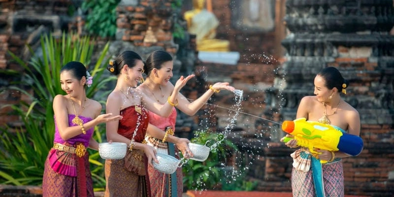 Thức dậy cùng lễ hội té nước Songkran đặc sắc