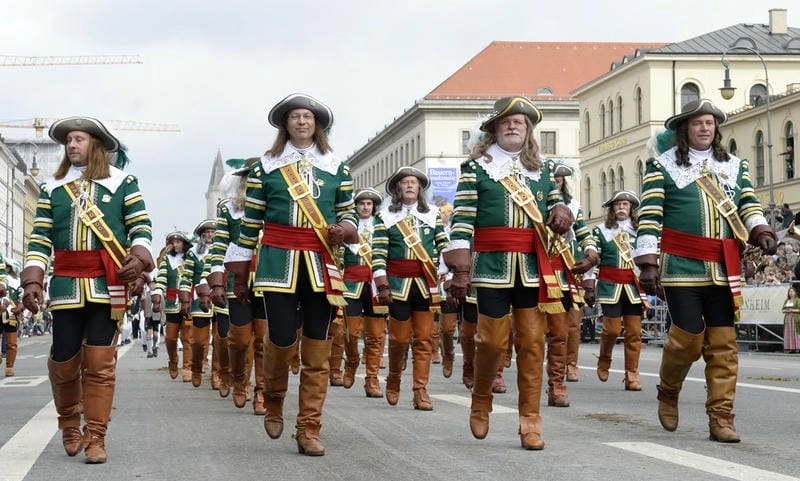 Cười sảng với Lễ hội tháng Mười Oktoberfest độc đáo