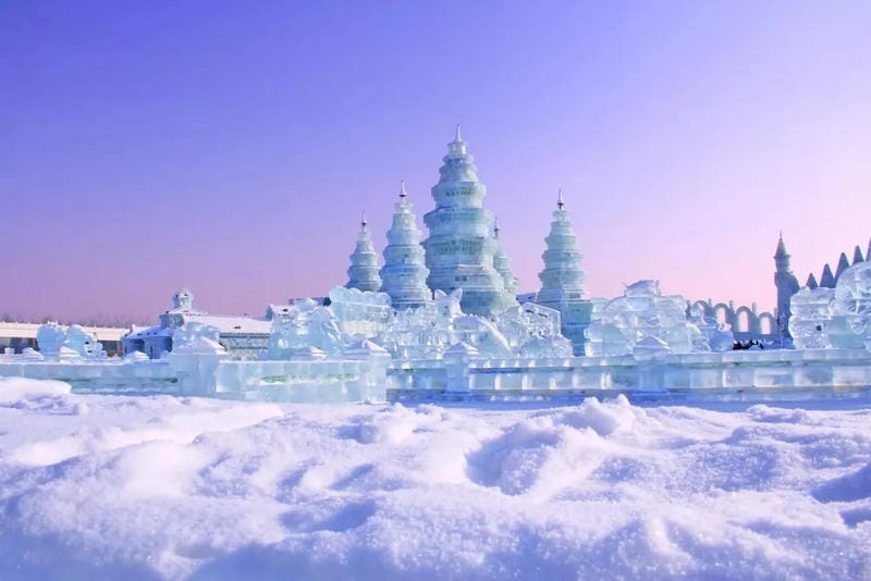 Lạc lối trong lễ hội tuyết và băng lung linh