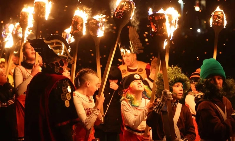 Cười sảng với lễ hội Up Helly Aa hấp dẫn