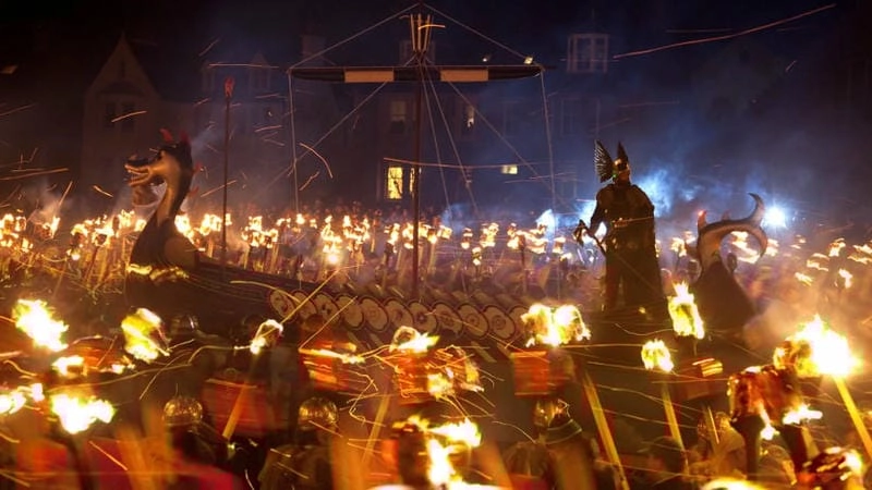 Lạc lối trong lễ hội Up Helly Aa náo nhiệt